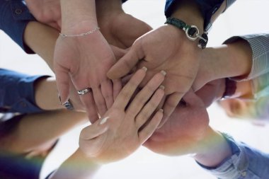 Bir grup üniversite öğrencisi el ele tutuşuyor. Birliktelik kavramı