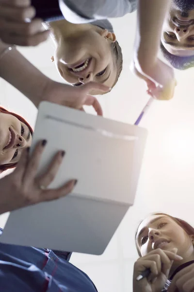 Multiracial Students Chatting Lecture University Hall Break — Stock Photo, Image