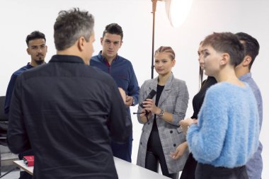 Bilgisayar laboratuvarında video kameralı öğrenciler, stüdyoda çekim yapıyorlar. Pratik dersleri.