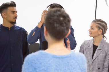 Bilgisayar laboratuvarında video kameralı öğrenciler, stüdyoda çekim yapıyorlar. Pratik dersleri.