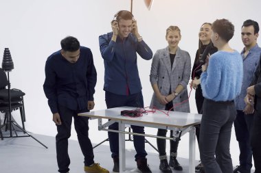 Bilgisayar laboratuvarında video kameralı öğrenciler, stüdyoda çekim yapıyorlar. Pratik dersleri.