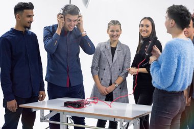 Bilgisayar laboratuvarında video kameralı öğrenciler, stüdyoda çekim yapıyorlar. Pratik dersleri.