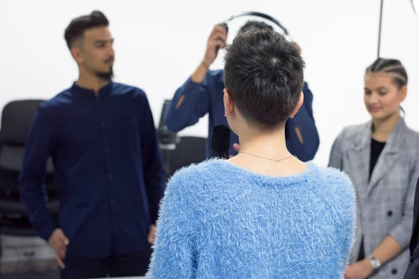 Bilgisayar laboratuvarında video kameralı öğrenciler, stüdyoda çekim yapıyorlar. Pratik dersleri.