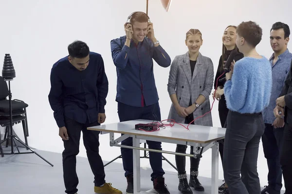 Bilgisayar laboratuvarında video kameralı öğrenciler, stüdyoda çekim yapıyorlar. Pratik dersleri.