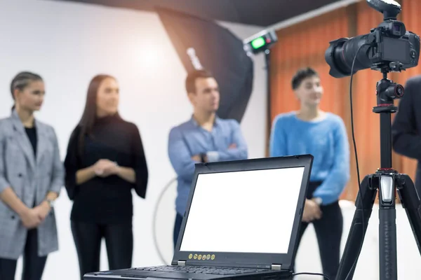 Bilgisayar Laboratuvarında Video Kameralı Öğrenciler Stüdyoda Çekim Yapıyorlar Pratik Dersleri — Stok fotoğraf