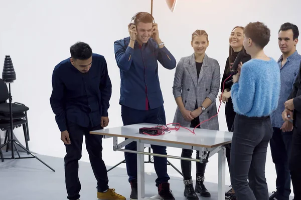 Bilgisayar laboratuvarında video kameralı öğrenciler, stüdyoda çekim yapıyorlar. Pratik dersleri.