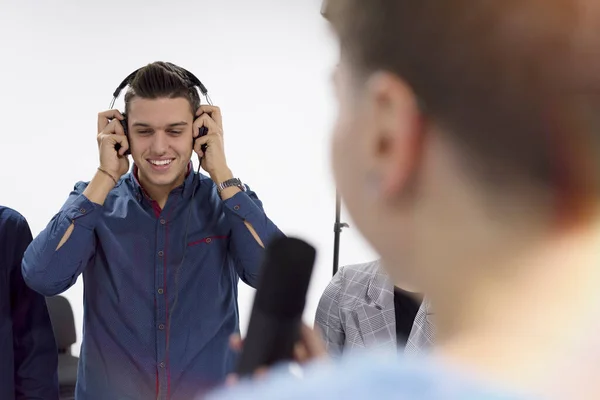 Studenten Mit Videokamera Computerraum Filmaufnahmen Studio Praktische Lehren — Stockfoto