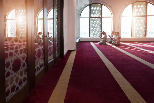 Gebed Met Een Dankbaar Hart Groep Van Muliethnische Religieuze Moslim — Stockfoto