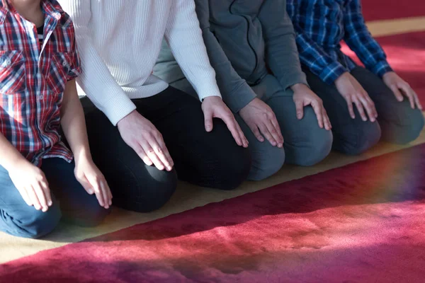 Minnettar Bir Kalple Dua Bir Grup Dindar Müslüman Genç Insan — Stok fotoğraf