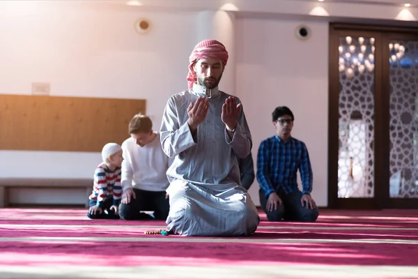 감사하는 마음으로 십시오 아름다운 현대식 모스크 안에서 일단의 돌연변이 음악계의 — 스톡 사진