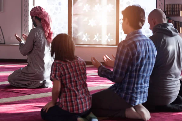 Oração Com Coração Agradecido Grupo Jovens Muçulmanos Religiosos Muliétnicos Rezando — Fotografia de Stock