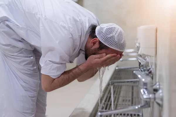 Muslim Nimmt Waschung Zum Gebet — Stockfoto