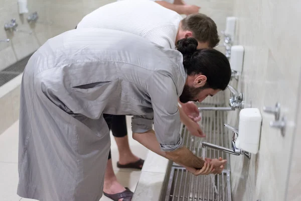 Muslim People Taking Ablution Prayer — Stock Photo, Image