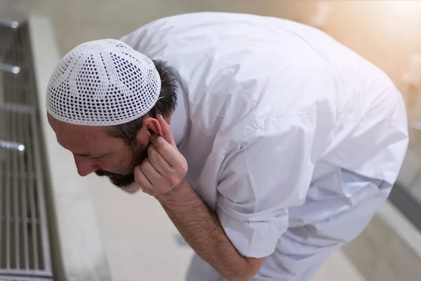 Uomo Musulmano Che Prende Abluzione Preghiera — Foto Stock