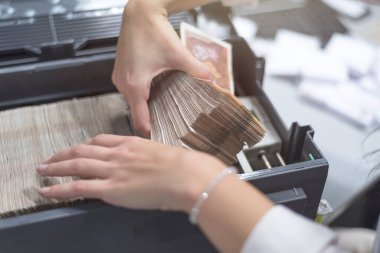 Büyük miktarda nakit para. Para plastik koruyucu para kutusu olarak sınıflandırıldı.