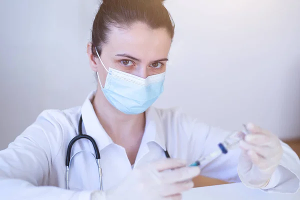 Female Doctor Preparing Syringe Beautiful Nurse Preparing Syringe — 图库照片