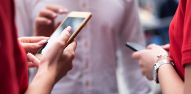 İş konferansı başlamadan önce QR kod bileti taraması