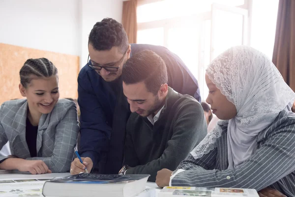 Professor Gesprek Met Zijn Studenten — Stockfoto