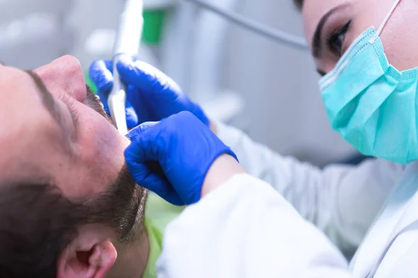 Dwie Młode Dentystki Masce Twarzy Trzymające Instrumenty Stomatologiczne Podczas Pracy — Zdjęcie stockowe