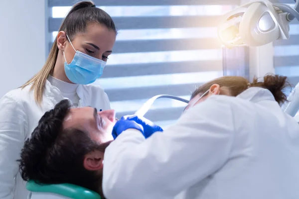 Diş Kliniğinde Hastayla Çalışırken Elinde Diş Aletleri Tutan Yüz Maskesi — Stok fotoğraf