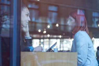 İş arkadaşları sohbet ediyor.