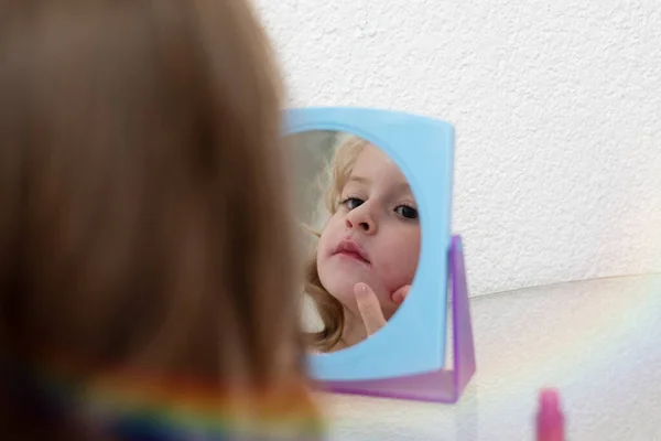 Schattig Klein Meisje Met Lippenstift Aanbrengen Make Glamour Kid — Stockfoto