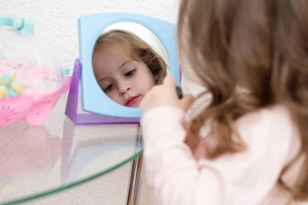 Nettes Kleines Mädchen Mit Lippenstift Make Glamour Kind — Stockfoto