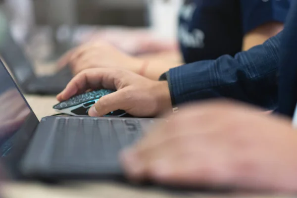 Mani Degli Uomini Affari Che Utilizzano Computer Portatile Durante Conferenza — Foto Stock