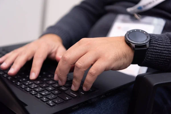 Mani Degli Uomini Affari Che Utilizzano Computer Portatile Durante Conferenza — Foto Stock