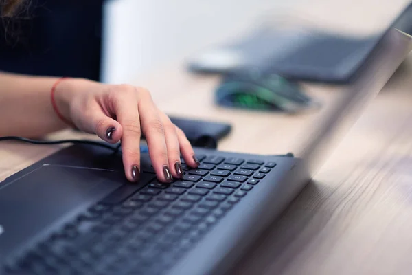 Mani Degli Uomini Affari Che Utilizzano Computer Portatile Durante Conferenza — Foto Stock