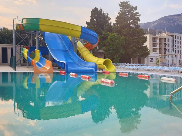 Leere Bunte Wasserrutschen Und Pool Rutschbahn Schwimmbadbereich Für Kleine Kinder — Stockfoto