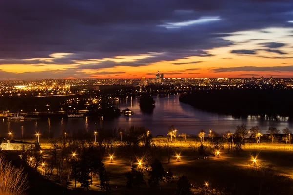 Horizonte da cidade ao entardecer — Fotografia de Stock