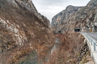 Kanyon de yol tünel