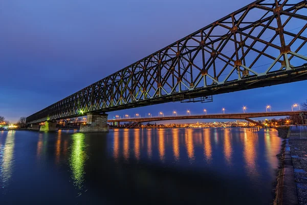 Brug bij nacht — Stockfoto