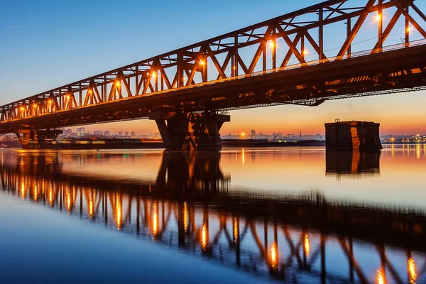 Stalen brug over rivier bij nacht — Stockfoto