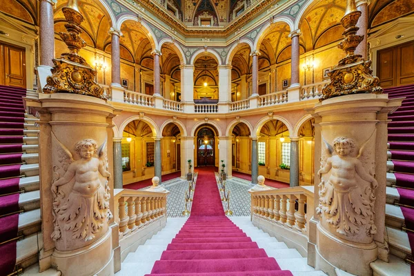 Intérieur du bâtiment classique — Photo