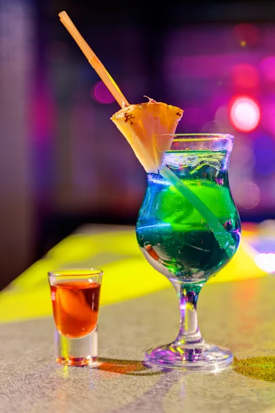 Cocktail in bar — Stockfoto