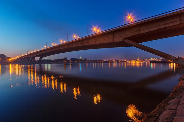 Brücke über den Fluss bei Nacht — Stockfoto