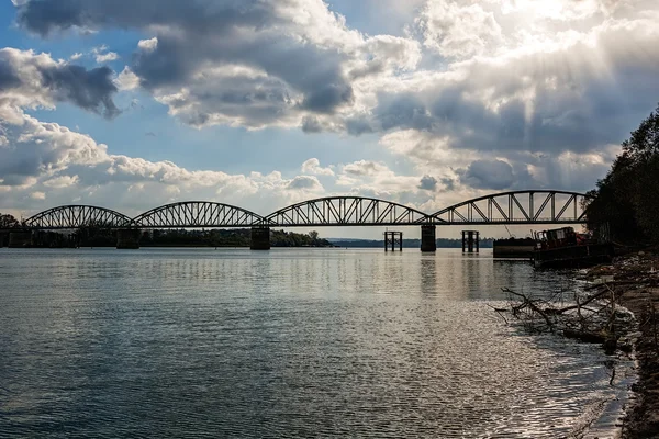 Nehrin karşısındaki çelik köprü