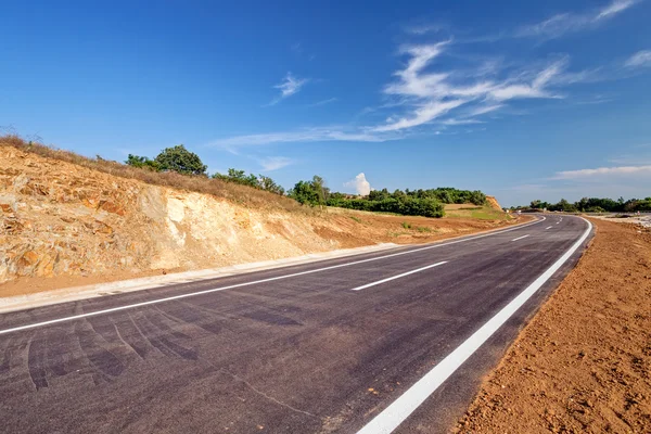 Nuevo camino de asfalto — Foto de Stock