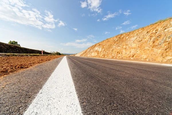 Nuevo camino de asfalto — Foto de Stock