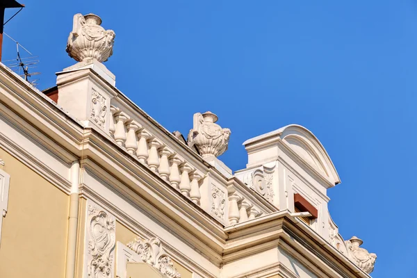 Facciata in pietra su edificio classico — Foto Stock