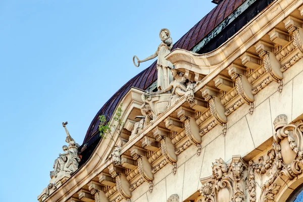 Façade en pierre sur bâtiment classique — Photo