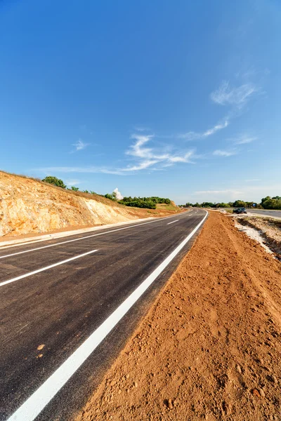 Nuevo camino de asfalto — Foto de Stock