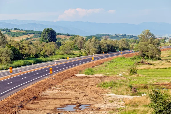 Nuevo camino de asfalto — Foto de Stock