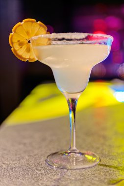 kokteyl bar canlı renkler ile bir gece kulübünde