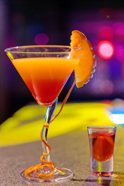 Cocktail al bar in un night club dai colori vivaci — Foto Stock