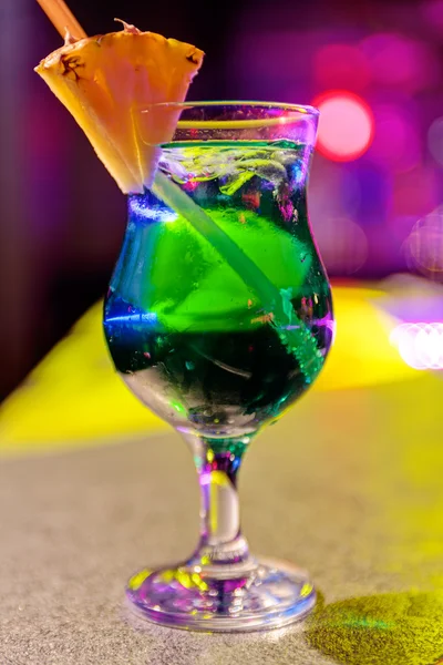 Cocktail at bar in a night club with vivid colors — Stock Photo, Image