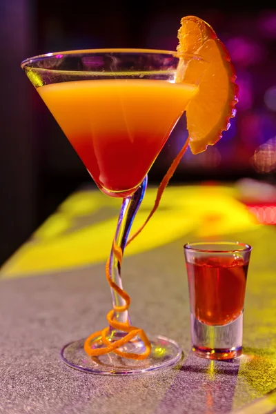 Cocktail an der Bar in einem Nachtclub mit lebendigen Farben — Stockfoto