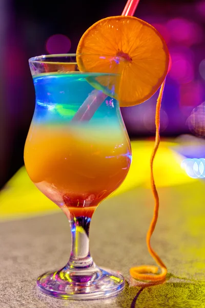 Cocktail au bar dans une boîte de nuit aux couleurs vives — Photo